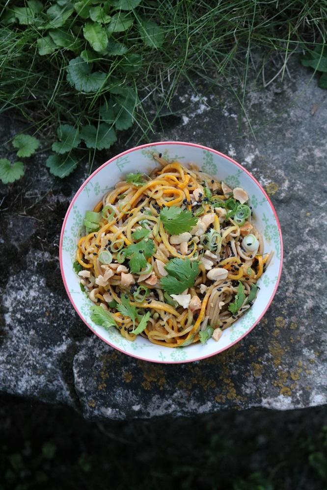 Rezeptbild: Sobanudeln mit Zucchini und Erdnusssauce