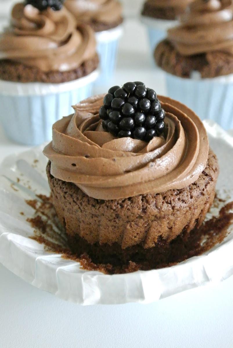 Rezeptbild: Schoko Cupcakes mit Brombeeren
