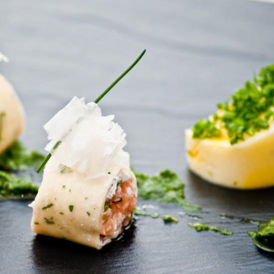 Rezeptbild: Lachs im Crêpe mit Safran- Blumenkohlmousse