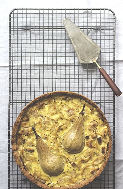 Rezeptbild: Vegetarischer Zwiebelkuchen mit Birnen und Räuchertofu