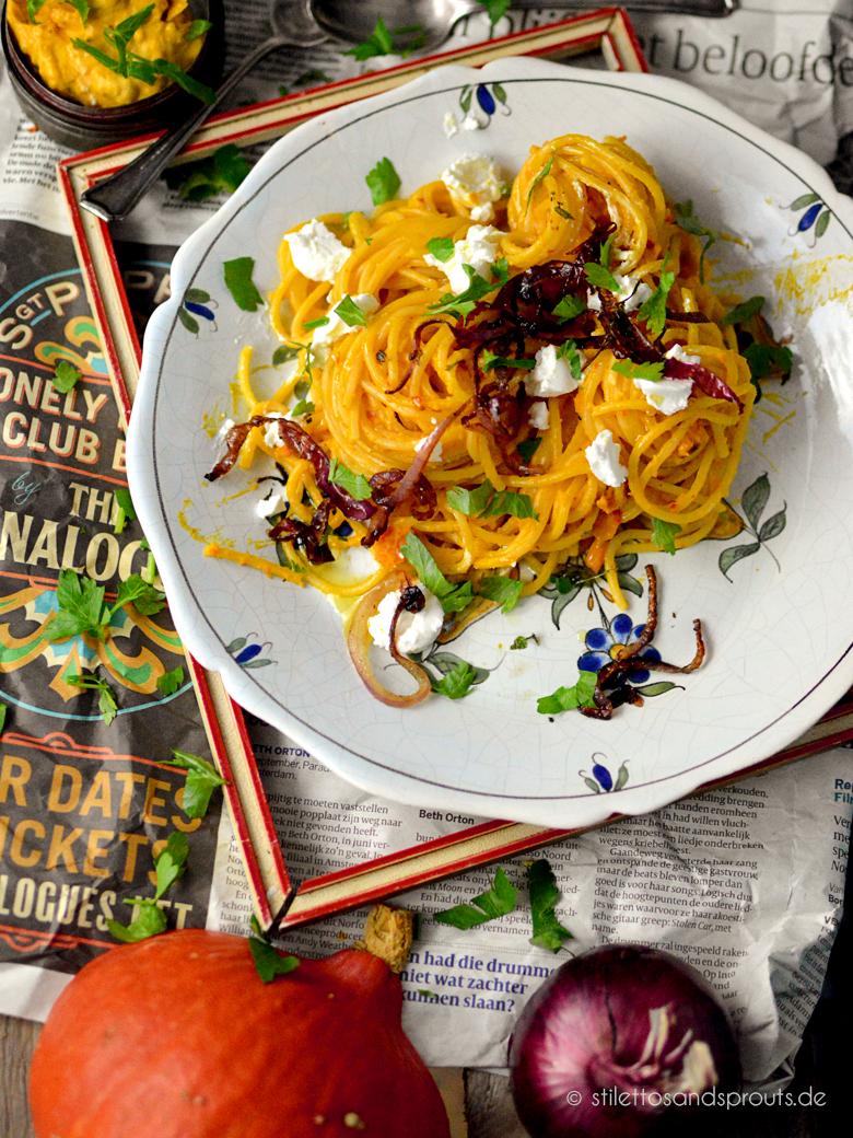 Rezeptbild: Kürbis-Pasta mit Crème fraîche, frittierten roten Zwiebeln und Ziegenfrischkäse