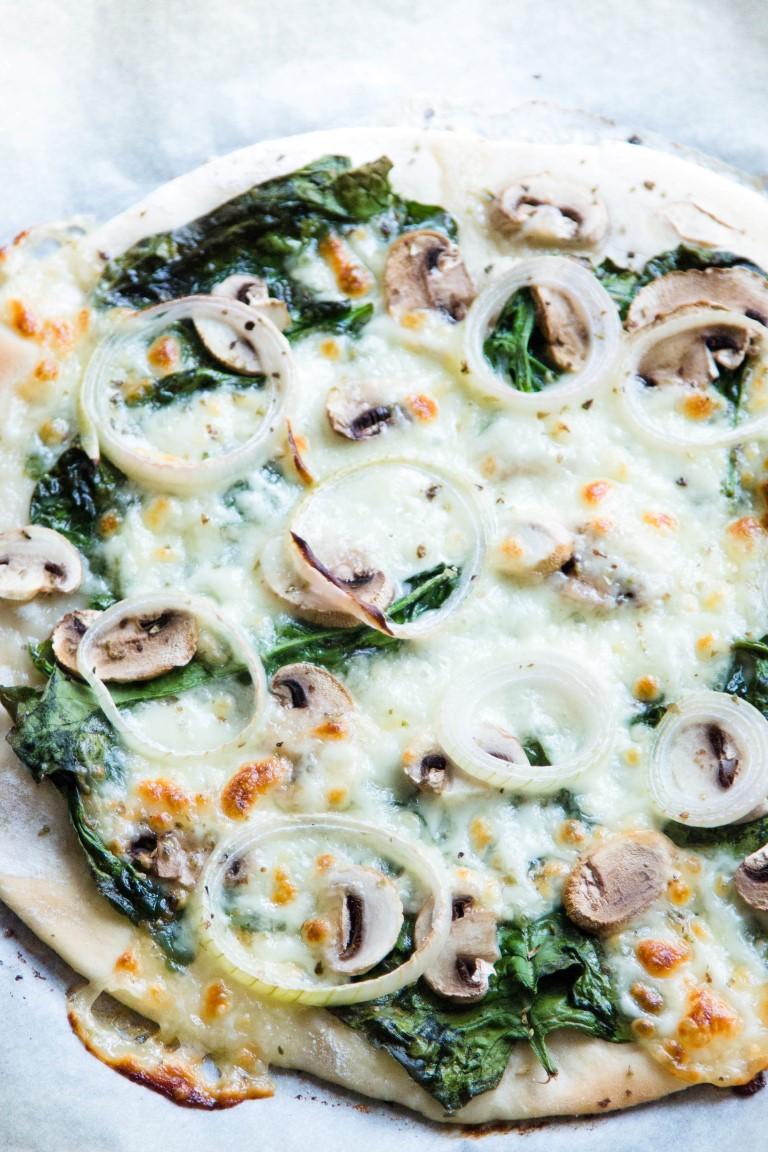 Rezeptbild: PIZZA MIT SPINAT UND CHAMPIGNONS