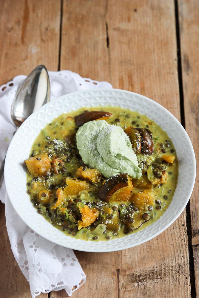 Rezeptbild: Black Futsu Kürbis Curry mit Linsen und Avocadocreme