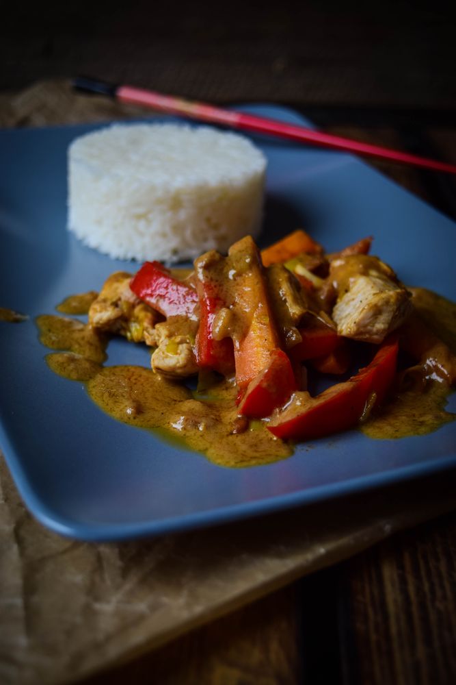 Rezeptbild: Erdnusssauce mit Gemüse und Reis