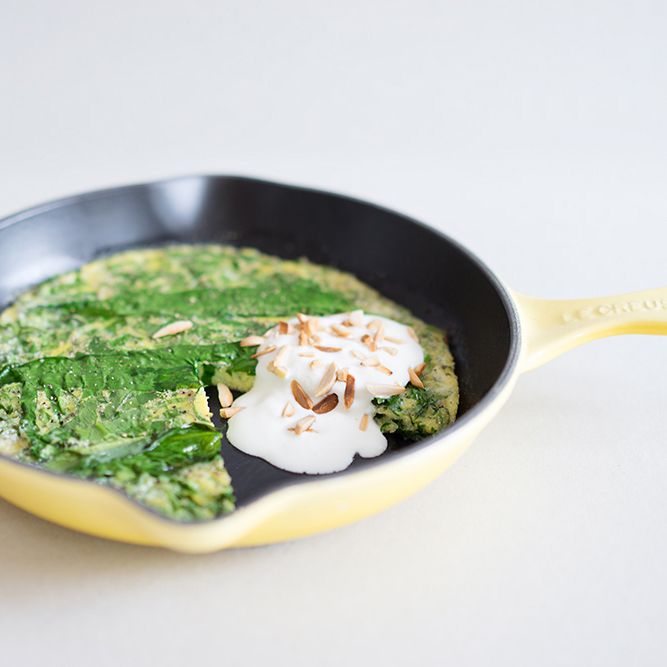 Rezeptbild: Ofen-Frittata mit Bärlauch, Saurer Sahne und Mandeln