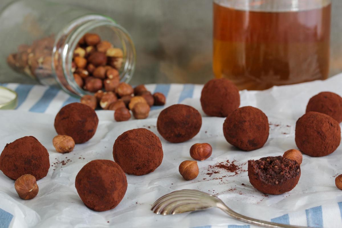 Rezeptbild: Bliss balls - Energiekugeln mit Haselnuss, Kakao und Datteln