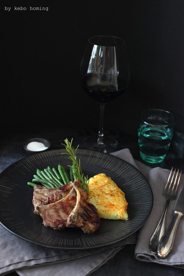 Rezeptbild: Lammkoteletts mit Kartoffelrösti und grünen Bohnen