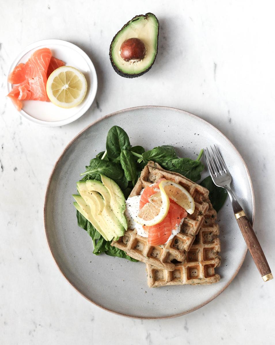 Rezeptbild: Kräuterwaffeln mit Räucherlachs 