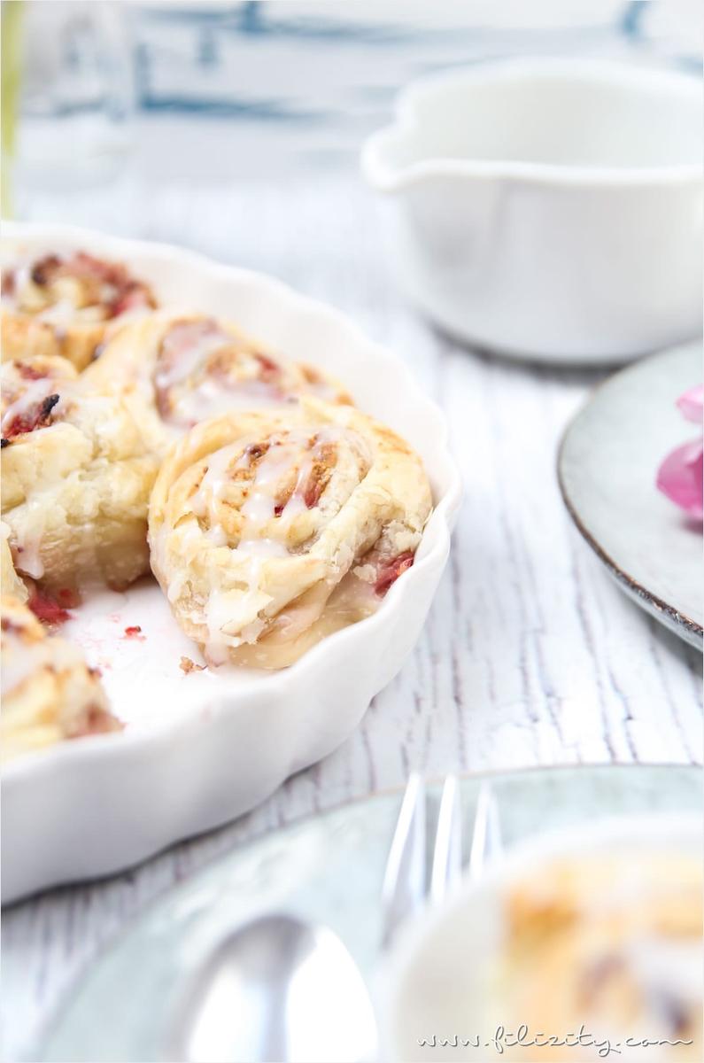 Rezeptbild: Erdbeer-Blätterteig-Schnecken mit Pistazien-Frischkäse