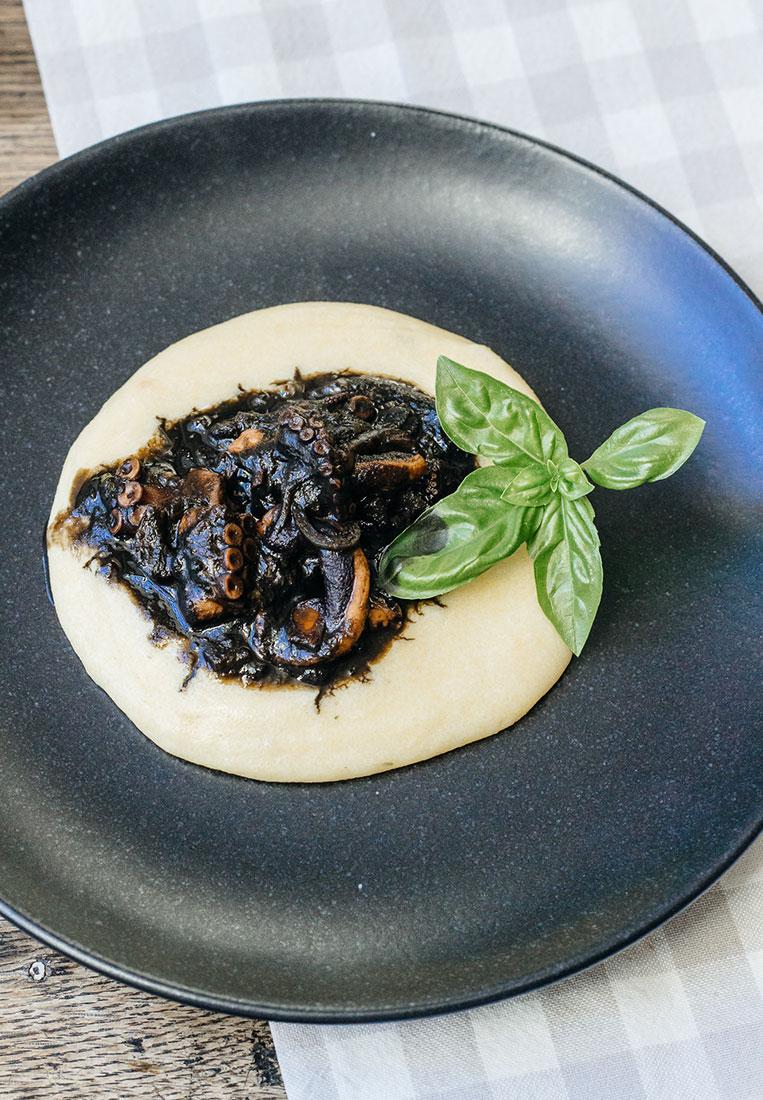 Rezeptbild: Seppie al nero con polenta