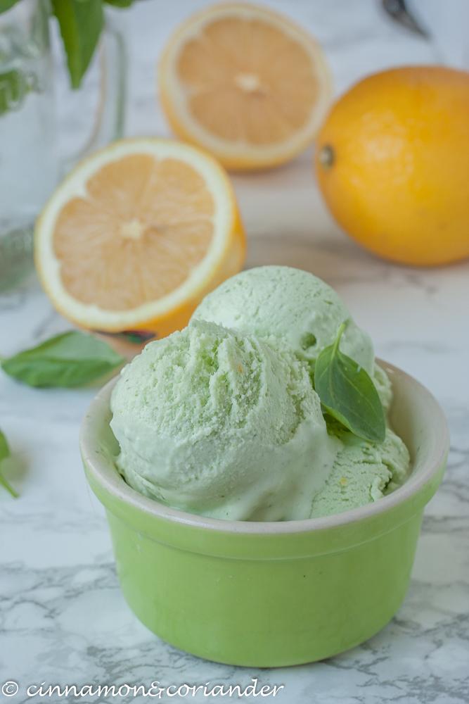 Rezeptbild: Cremiges Basilikum Eis mit Zitrone - wie in Italien