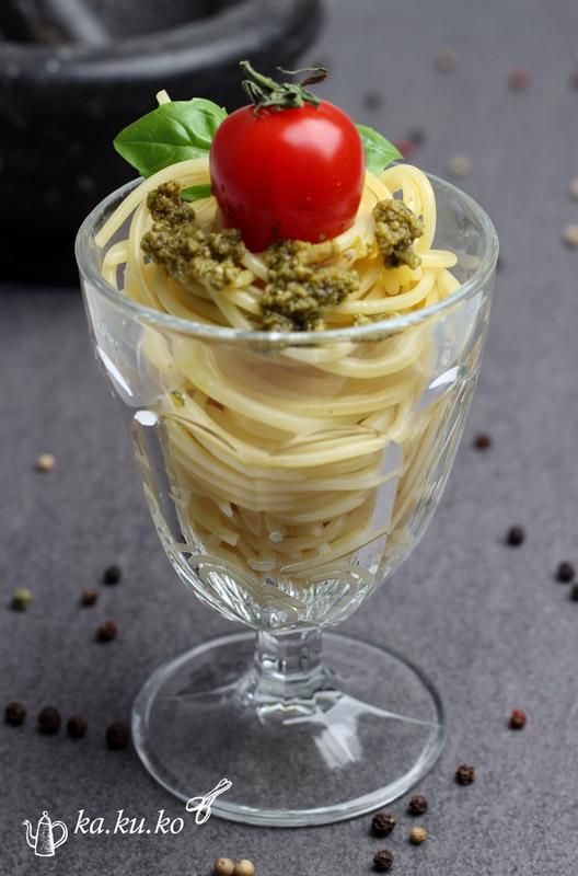 Rezeptbild: Basilikumpesto mit Sonnenblumen- und Pinienkernen