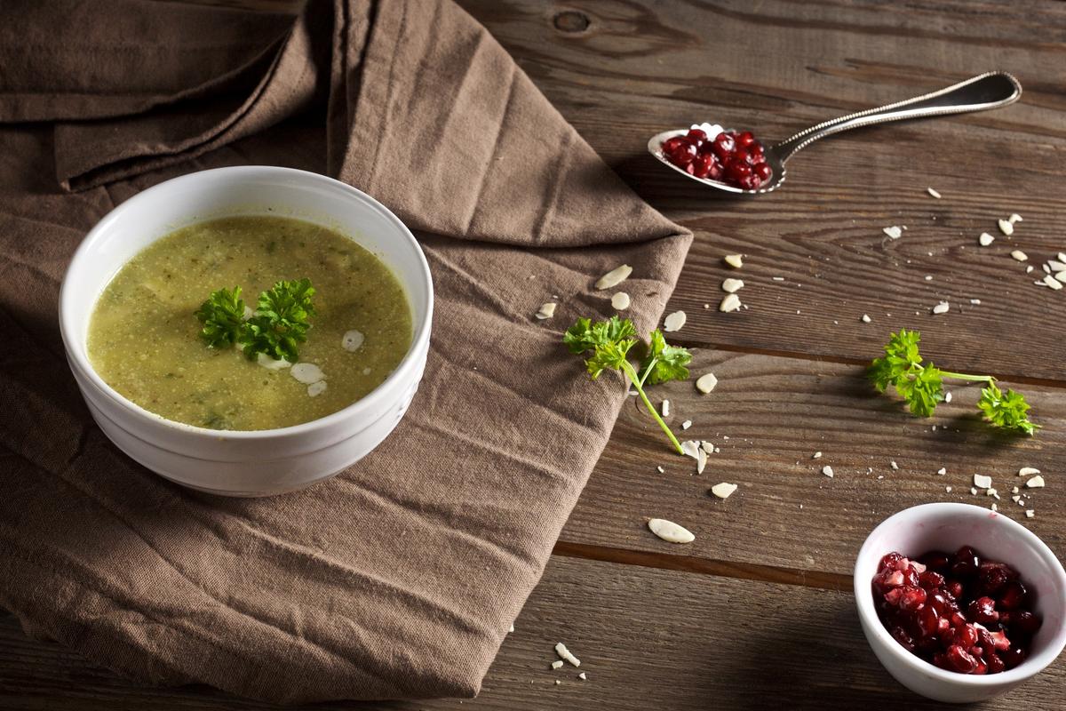 Rezeptbild: Petersilienwurzelsuppe mit Granatapfelkernen