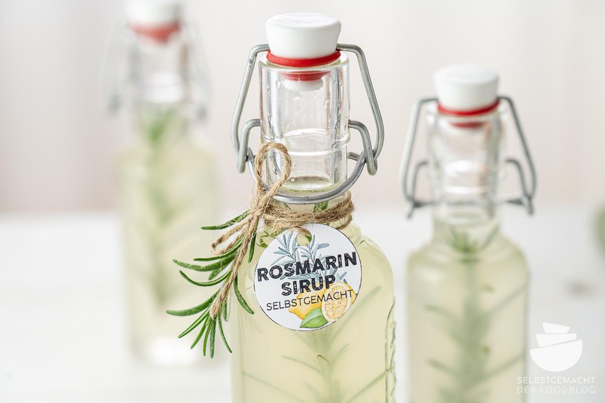 Rezeptbild: Rosmarinsirup mit Etiketten