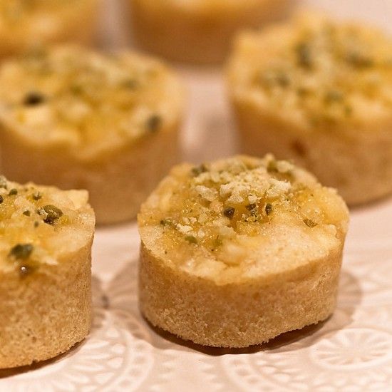 Rezeptbild: Financiers mit karamellisierten Äpfeln und Pistazienkrokant