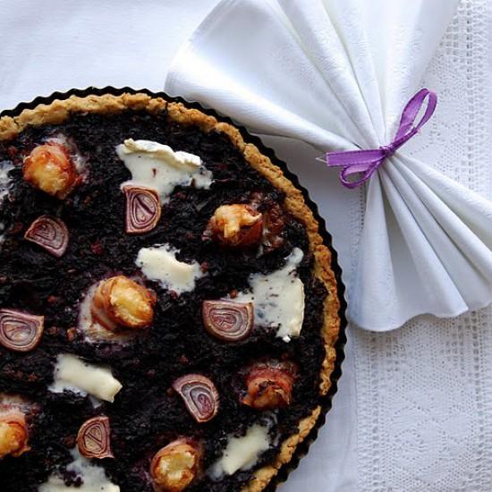 Rezeptbild: Rotkohl Tarte mit Brie und knusprigen Speck-Zwiebel Schnecken