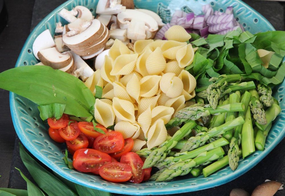 Rezeptbild: Cremige One Pot Pasta mit grünem Spargel und Bärlauch