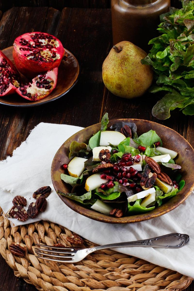 Rezeptbild: Wintersalat  mit Birne, Granatapfel & Camembert