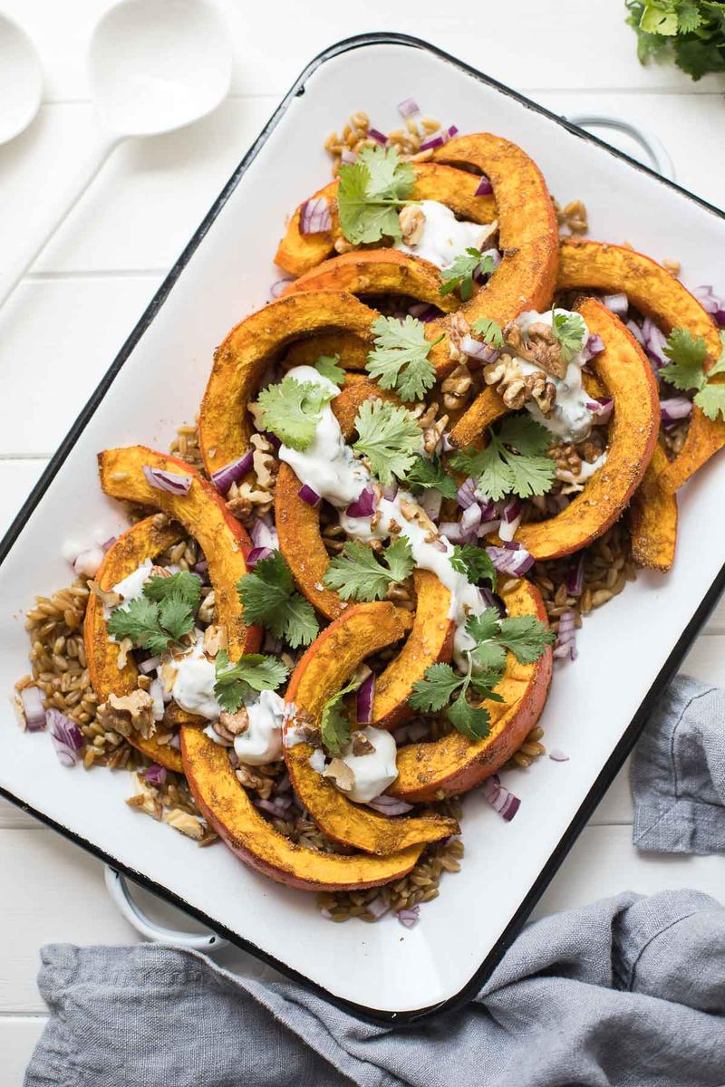 Rezeptbild: Hokkaido Kürbis geröstet mit orientalischen Gewürzen und Joghurt Dressing