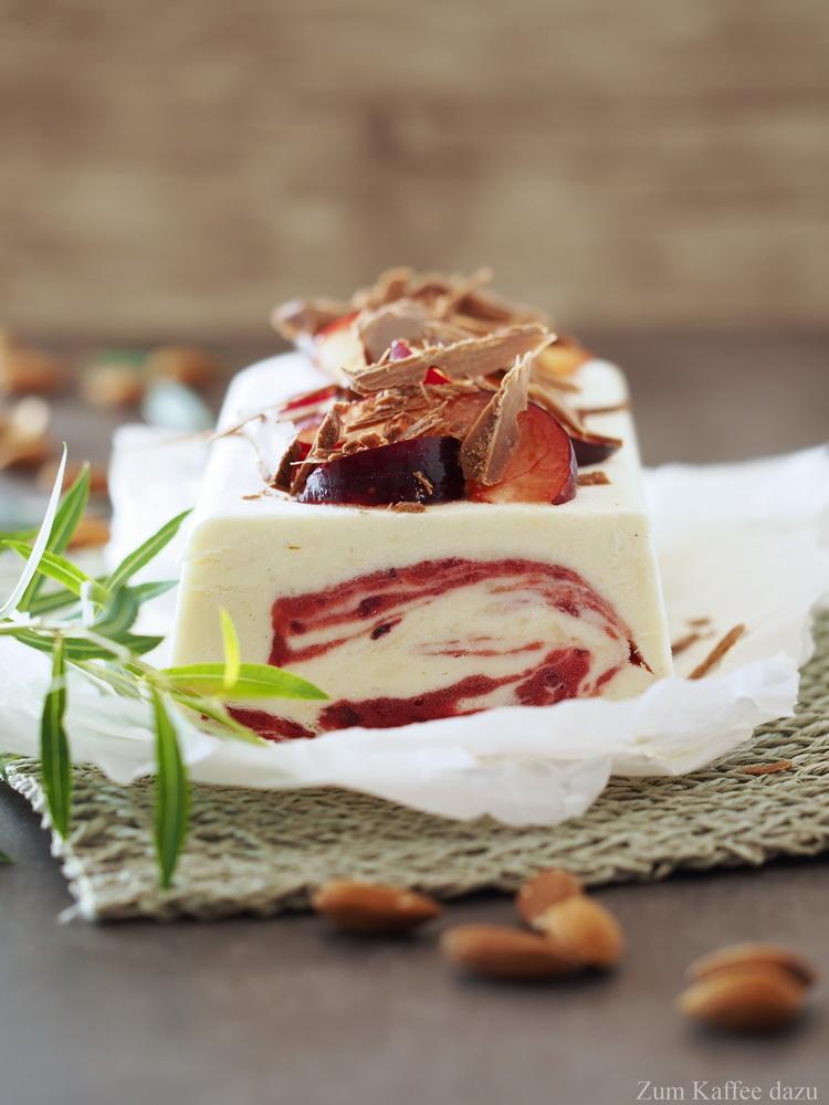 Rezeptbild: Marzipan-Parfait mit Pflaumen