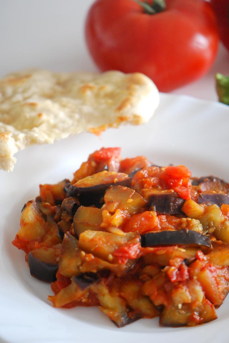Rezeptbild: Französisches Ratatouille mit indischem Naan-Brot