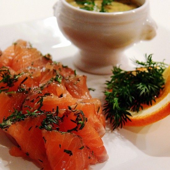 Rezeptbild: Gebeizter Lachs mit Honig-Senf-Dill-Sauce