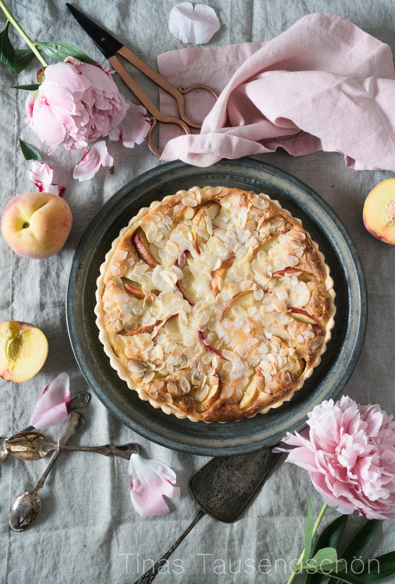 Rezeptbild: Pfirsich Mandel Tarte mit Thymian Creme