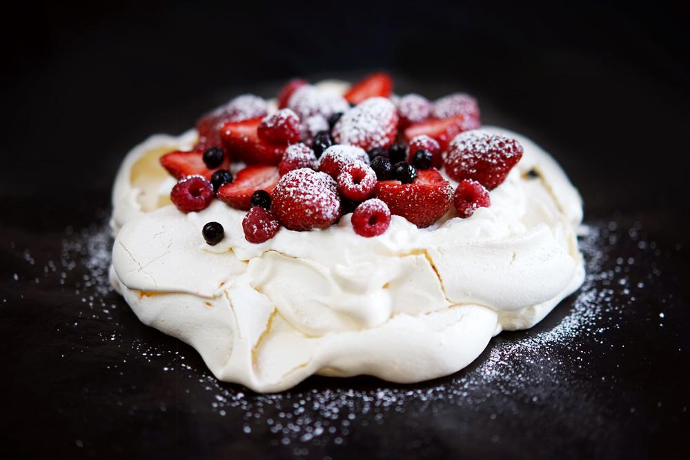 Rezeptbild: Pavlova mit Erdbeeren, Himbeeren und Blaubeeren