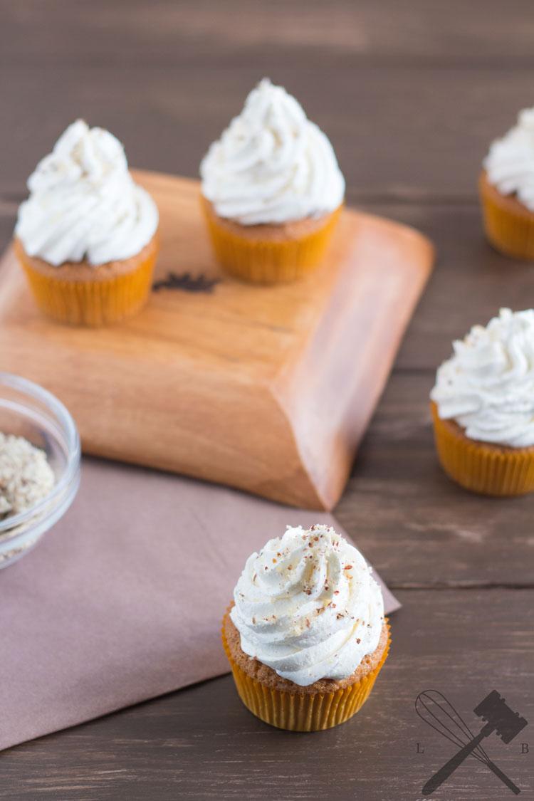 Rezeptbild: Mandel Cupcakes mit Sahnetopping