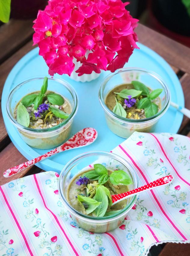 Rezeptbild: KALTE SOMMERSUPPE MIT ZUCCHINI UND BASILIKUM
