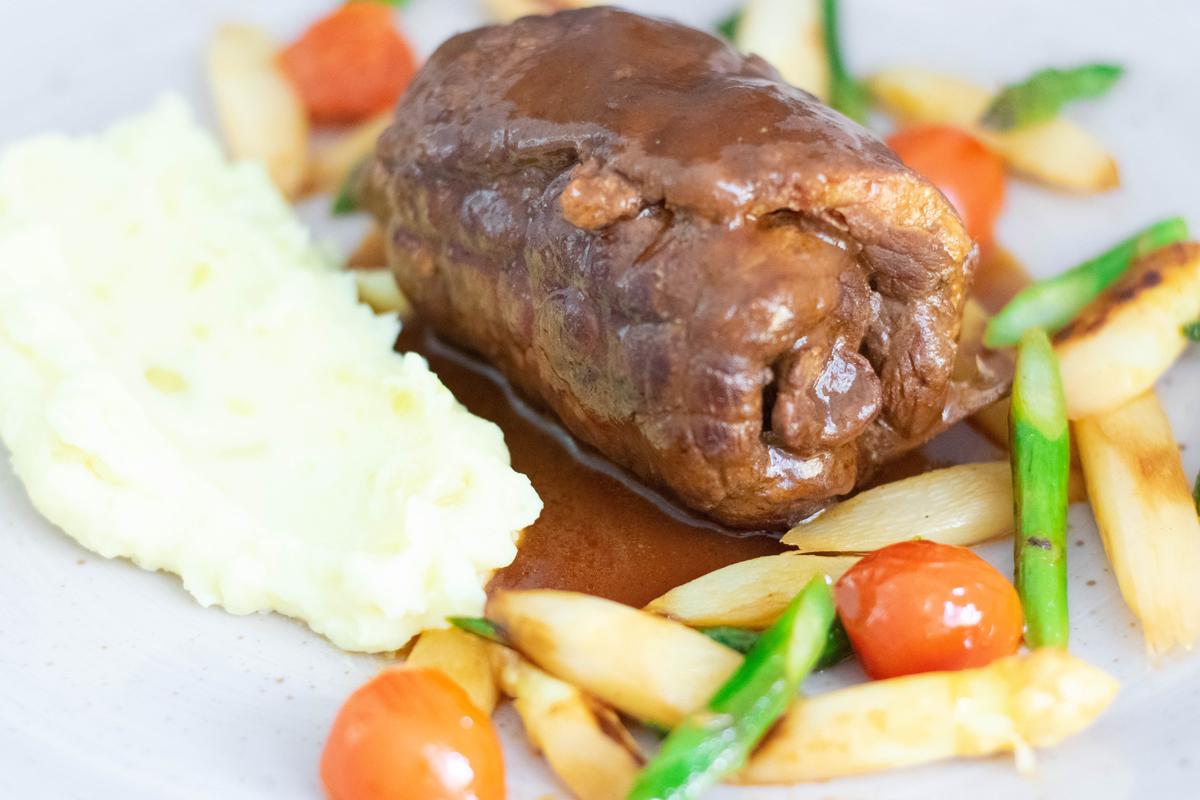 Rezeptbild: Rinderroulade mit Kartoffelstampf & Spargelgemüse