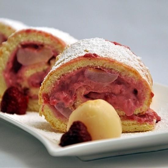 Rezeptbild: Leichte Bisquitrolle mit Himbeeren, Litschis und Rosen