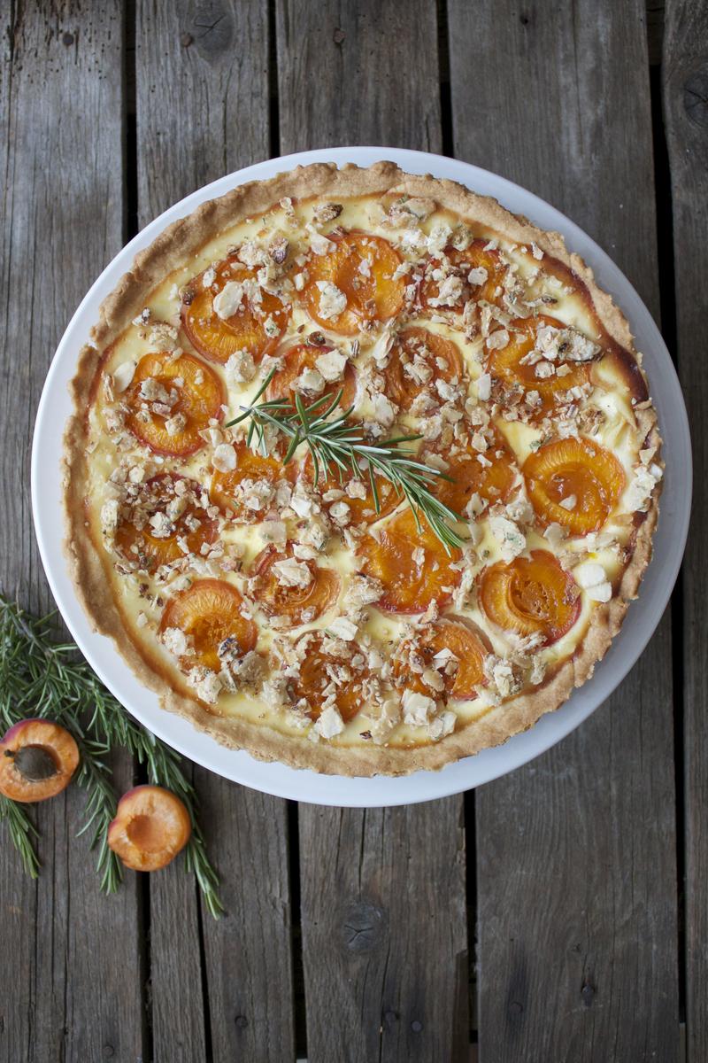 Rezeptbild: Marillentarte mit Mandel-Rosmarin-Krokant