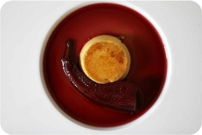 Rezeptbild: Crème Caramel mit Lorbeer und Abbé Fétel in Holunder-Sauce