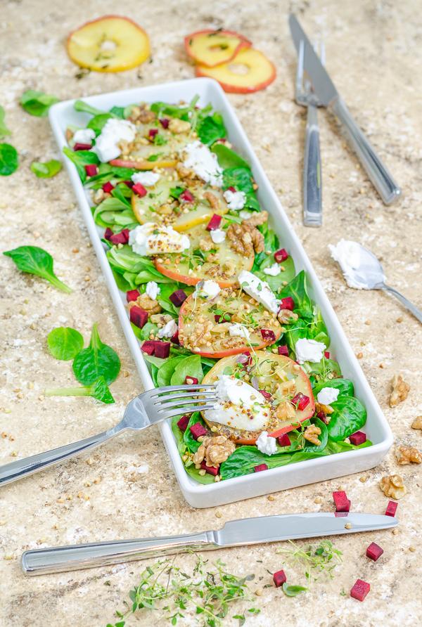 Rezeptbild: Feldsalat mit Thymian-Äpfeln, Ziegenfrischkäse und Walnüssen 