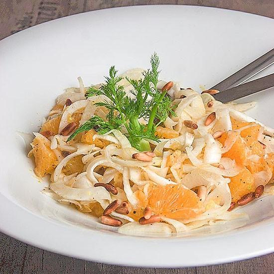 Rezeptbild: Fenchel-Orangen-Salat mit gerösteten Pinienkernen