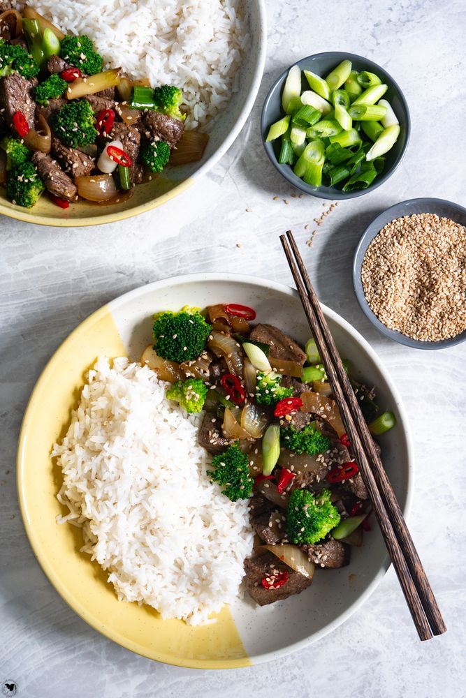 Rezeptbild: Teriyaki Rindfleisch mit Zwiebeln und Brokkoli - Fertig in 30 Minuten