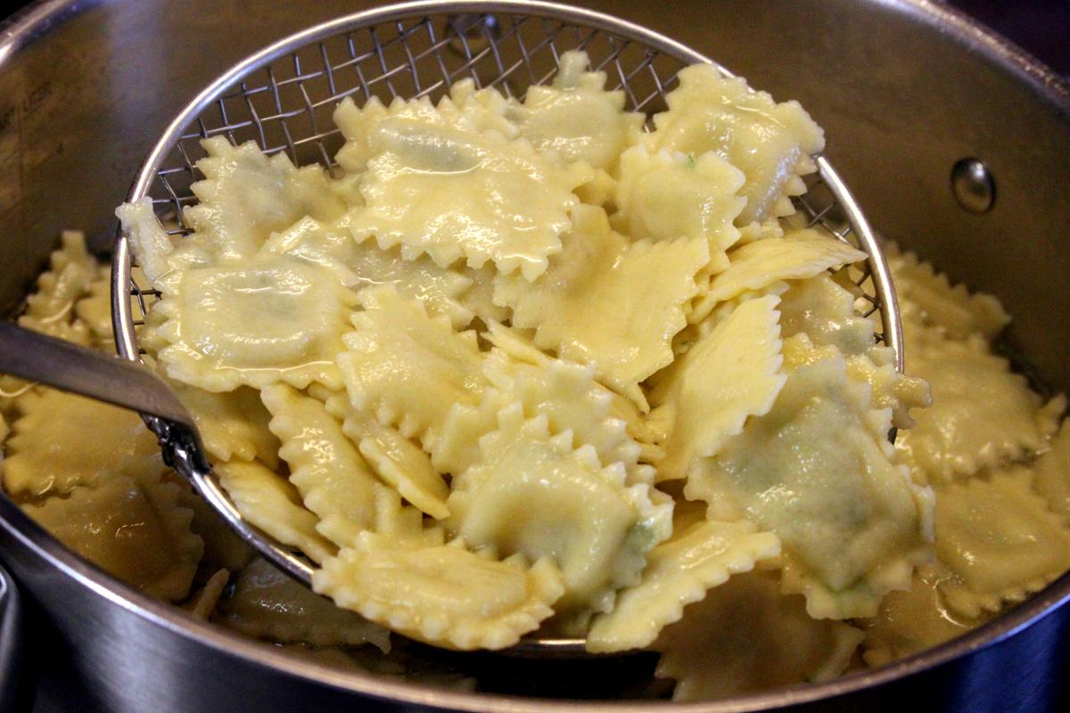 Rezeptbild: Selbstgemachte Ravioli mit Gorgonzolafuellung