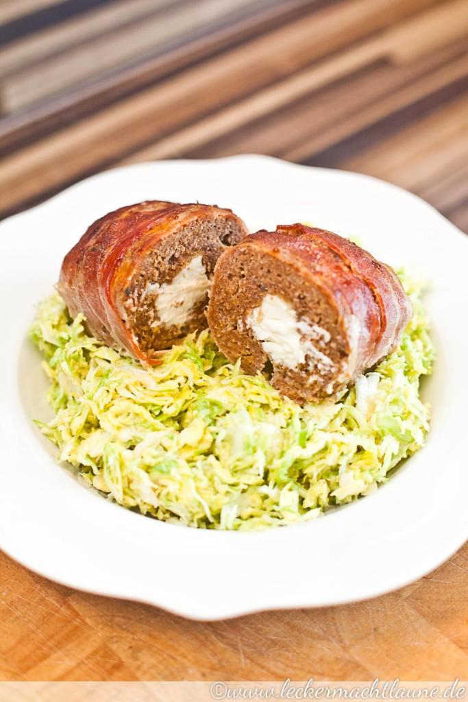 Rezeptbild: Mini-Hackbraten mit Fetafüllung auf Rosenkohl-Coleslaw