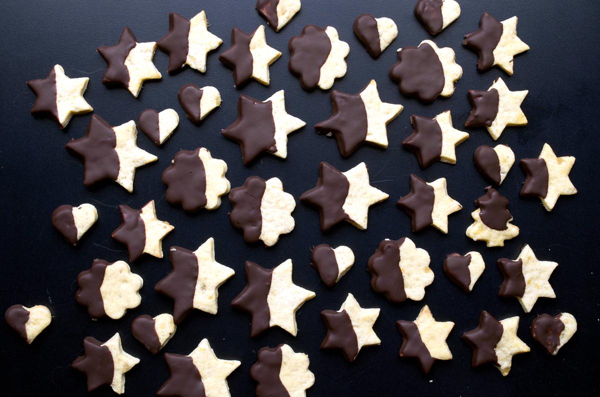 Rezeptbild: Ausstecherle mit Kardamom, Orange und Ingwer 