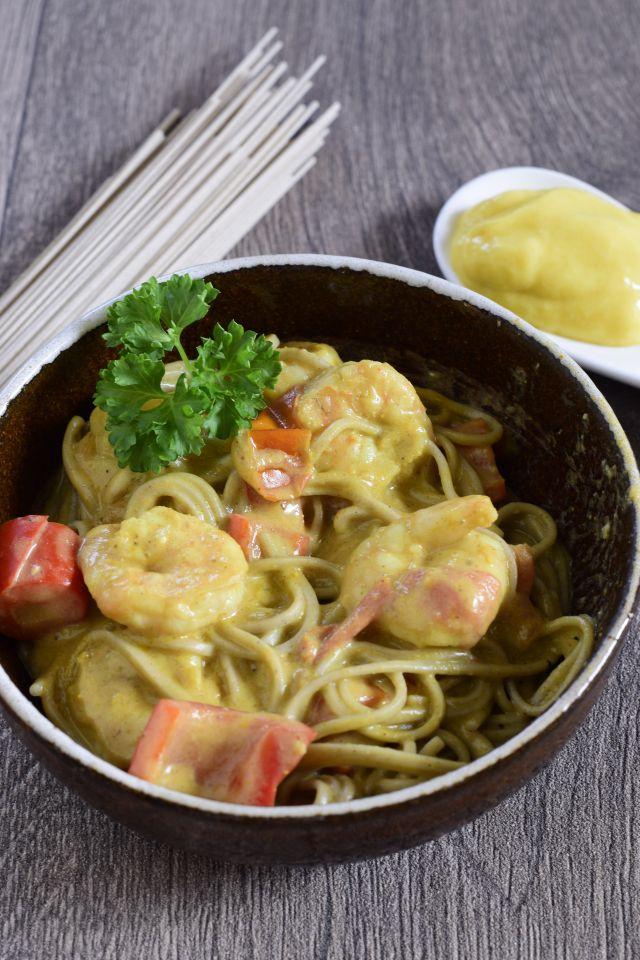 Rezeptbild: Sobanudeln mit Garnelen, Mango und Kokosmilch