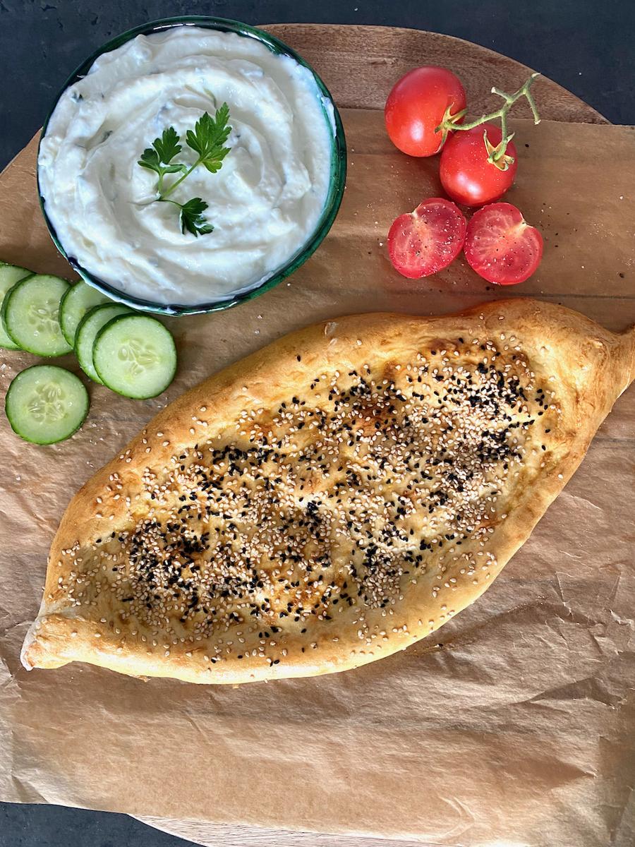 Rezeptbild: Pandje Kash – persische Brotschiffchen پنجه کش