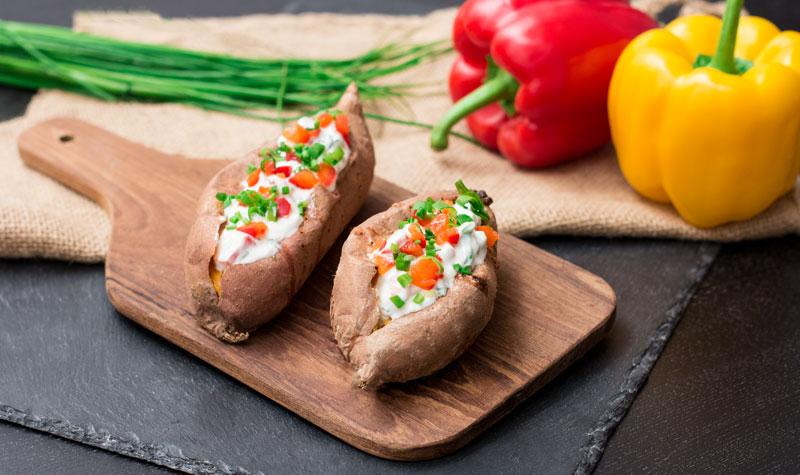 Rezeptbild: Gebacken und gefüllt: Süßkartoffel mit Gemüse-Quark