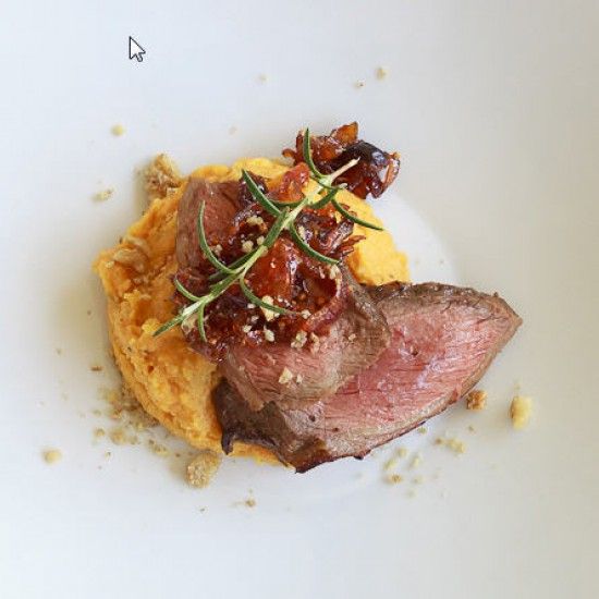 Rezeptbild: Pochierter Tafelspitz auf Süßkartoffel-Polenta mit Zwiebel-Chutney