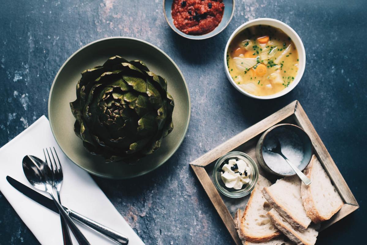 Rezeptbild: im Ganzen gegarte Artischocke mit Tomatenmarmelade und Barigoulegemüse