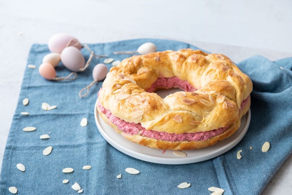 Rezeptbild: Gefüllter Osterkranz mit Himbeercreme