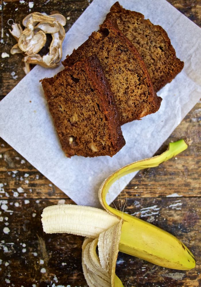 Rezeptbild: Bananenbrot mit Erdnüssen und weißer Schokolade