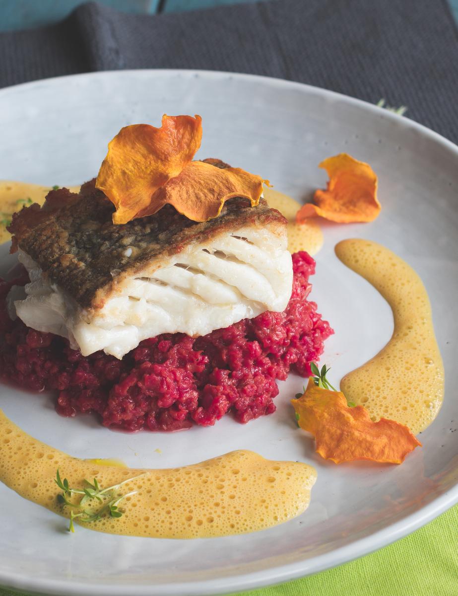 Rezeptbild: Skrei mit Rote Bete Risotto und Kürbisschaum