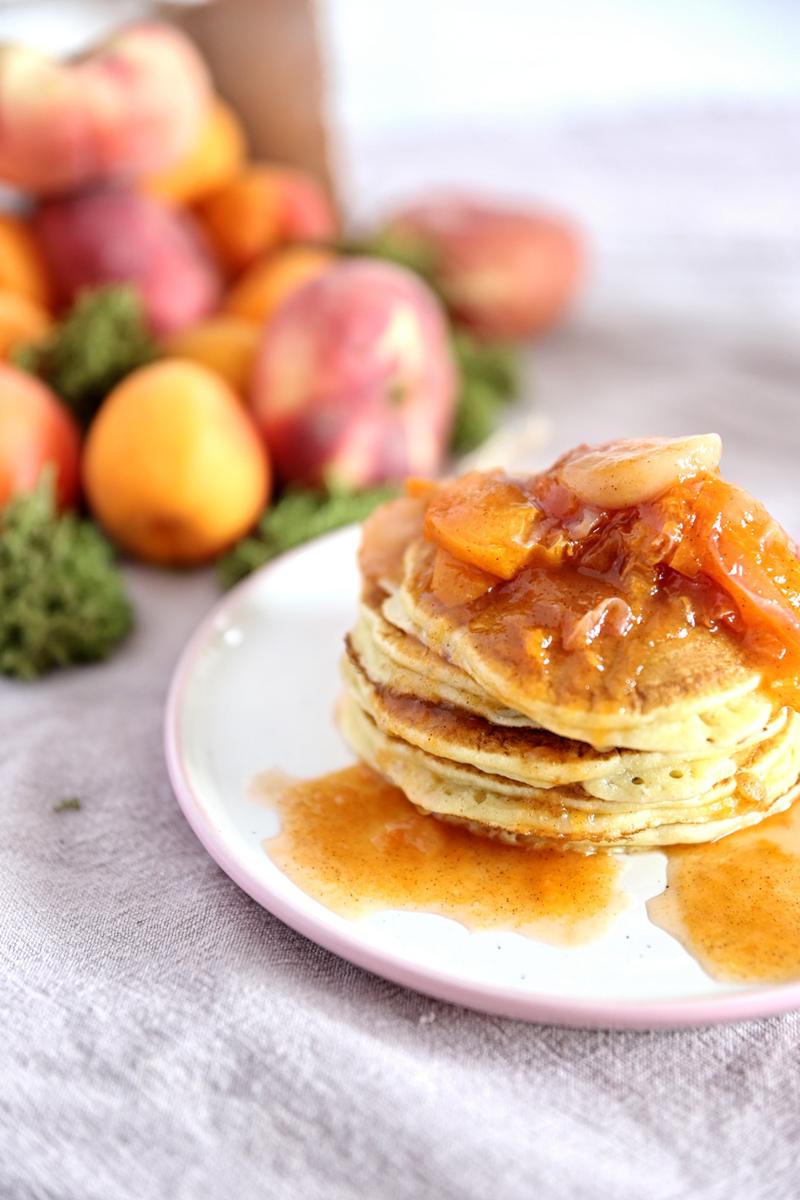 Rezeptbild: PANCAKES MIT APRIKOSEN-PLATTPFIRSICH-KOMPOTT