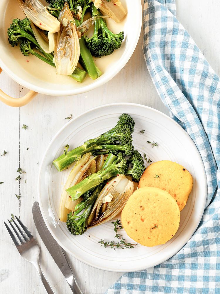 Rezeptbild: Gebratene Polenta-Taler mit Chicorée und Brokkoli